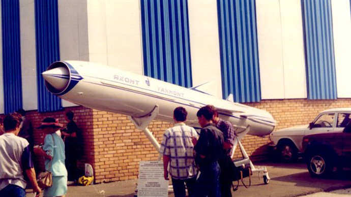 Nga đang chế tạo thêm hai tàu ngầm lớp Yasen. Bản thiết kế chiếc thứ ba sẽ hoàn tất vào tháng tới. Phát biểu tại lễ thượng cờ, đô đốc Victor Chirkov nhấn mạnh, các tàu ngầm của Nga trong tương lai sẽ có hệ thống lặn tự động mà không chịu sự điều khiển của con người.