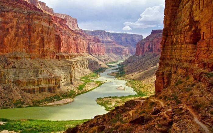 Sông Colorado chảy qua khe núi Grand Canyon. Ảnh: Bloomsbeat.