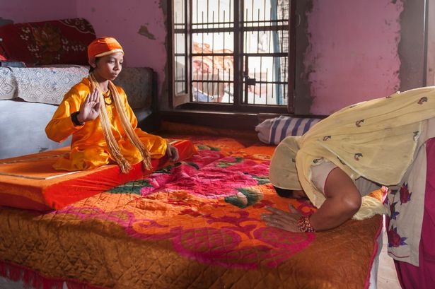 Cau be duoc ton tho nhu thanh vi co duoi hinh anh