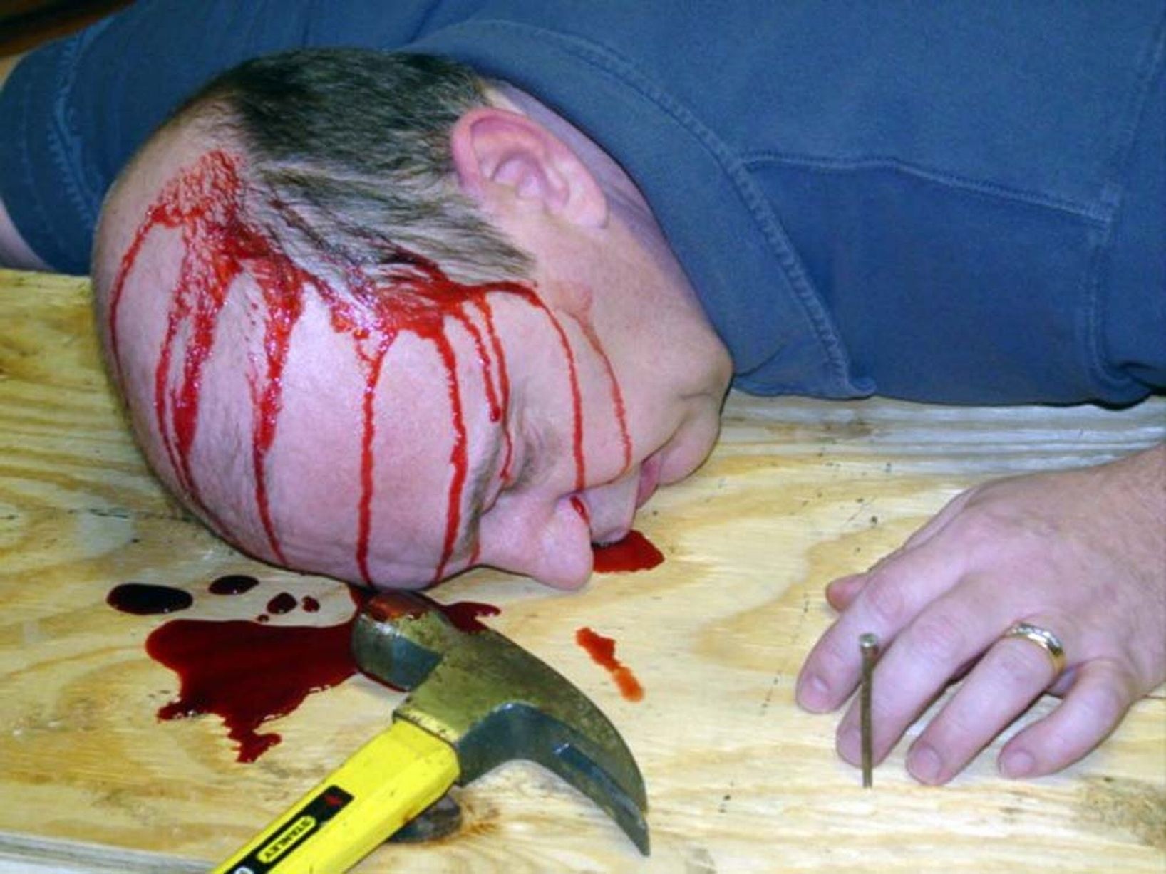 Chuck giả chết rất thật. Ảnh: Mirror