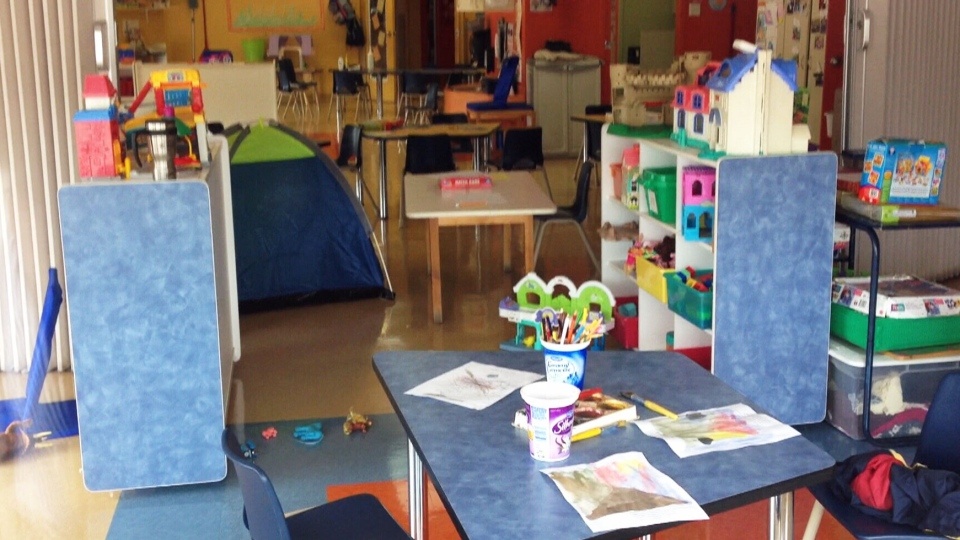 Ro ri khi CO, hang chuc tre Canada nhap vien hinh anh