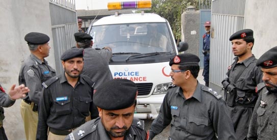 Co gai bi cuong hiep, treo tren cay o Pakistan hinh anh