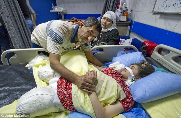 Me, con tai Iraq mat hai chan vi phien quan hinh anh