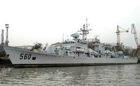 May bay bi an bam duoi tau chien Trung Quoc hinh anh