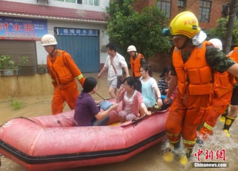 Gan 30 nguoi thiet mang do mua, bao o Trung Quoc hinh anh