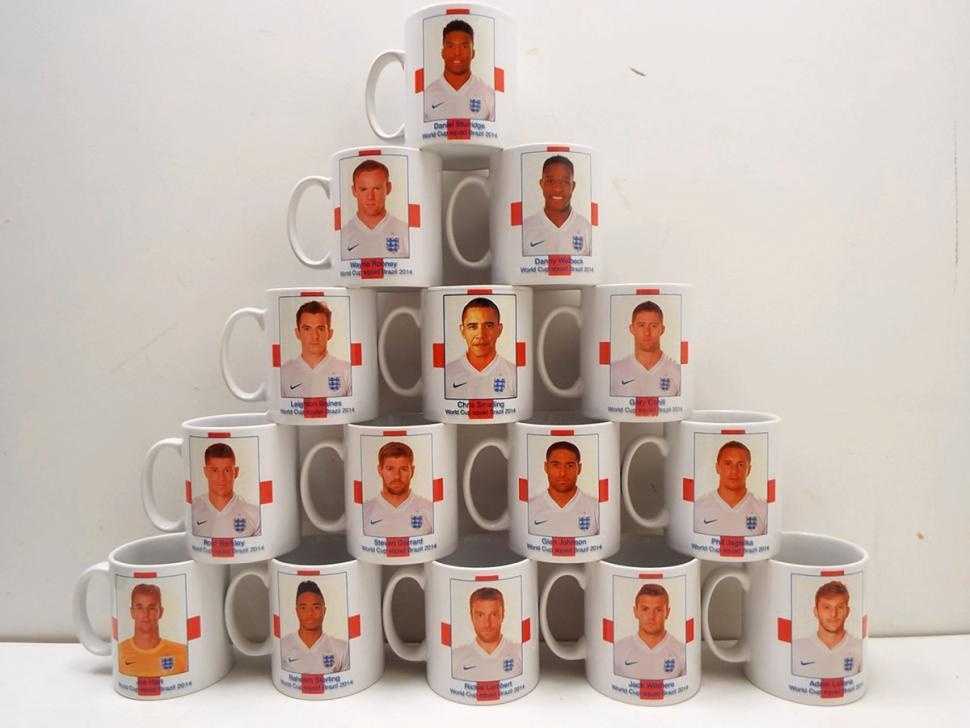 Nhờ sự nhầm lẫn, ông Obama đã trở thành một cầu thủ trong hàng ngũ của đội tuyển Anh. Ảnh: REX