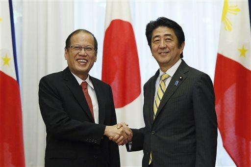 Tổng thống Philippines Benigno Aquino hội đàm cùng Thủ tướng Nhật Bản Shinzo Abe ngày 24/6. Ảnh: AP