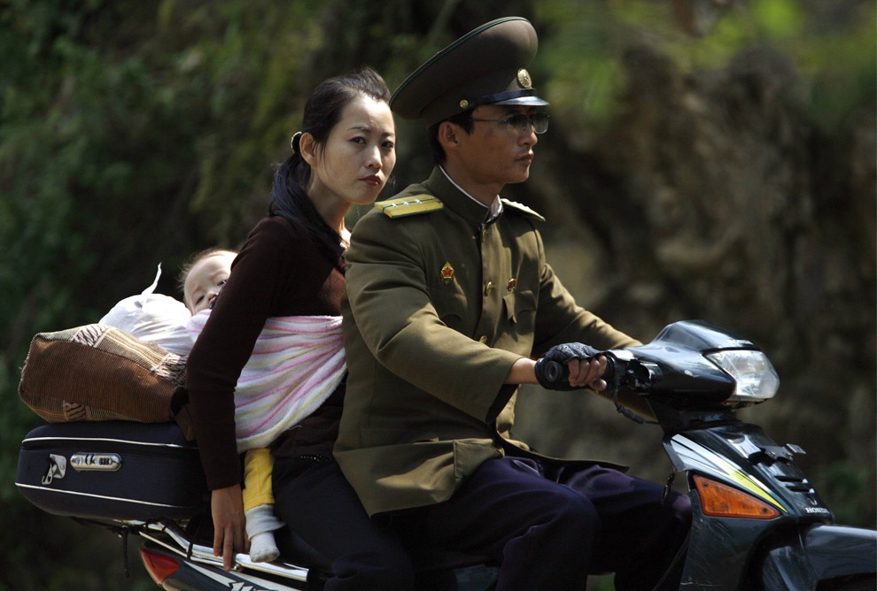 Phu nu Trieu Tien do xo di san lung dung cu thu thai hinh anh