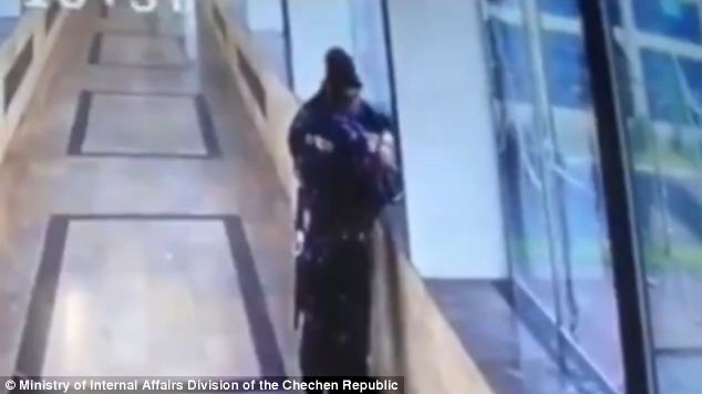 Tại hành lang của một tòa nhà ở thủ đô Grozny, Cộng hòa Chechnya thuộc Nga, cảnh sát yêu cầu một người đàn ông dừng lại để kiểm tra túi xách.