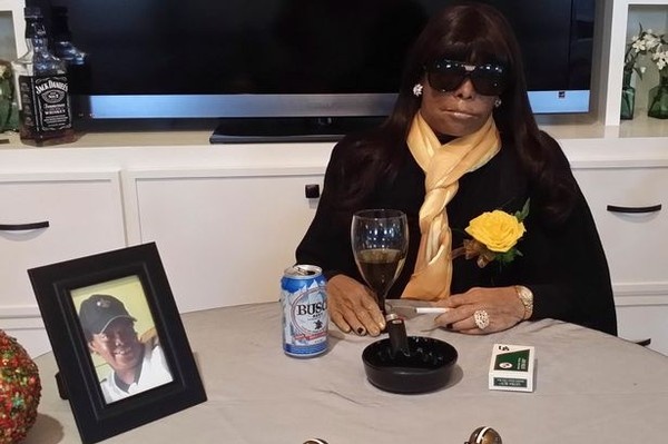 Mặc dù ngồi trên bàn tiệc ngập tràn rượu, bia, thuốc lá trong bộ trang phục và phụ kiện sành điệu nhưng bà Miriam Burbank, 53 tuổi đã không thể cử động được trong tang lễ sàn nhảy disco của mình. Để tưởng niệm tới người mẹ đáng kính của mình, hai cô con gái của bà Miriam đã quyết định tổ chức đám tang cho mẹ theo cấu trúc của sàn nhảy disco những năm cuối của thập niên 90.