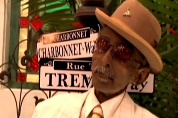 Ông Lionel Batiste là nhạc sĩ dòng nhạc jazz nổi tiếng của thành phố. Không muốn tên tuổi của mình bị lãng quên cho nên ông Lionel đã bày tỏ nguyện vọng trước khi chết là có một đám thật đáng nhớ. Trong bộ vest trắng, kính râm, mũ phớt đội lệch và cây gậy ba-toong trên tay, ông Lionel vẫn bảnh bao và phong độ như lúc còn sống. Được biết, ông Lionel hưởng thọ 81 tuổi.