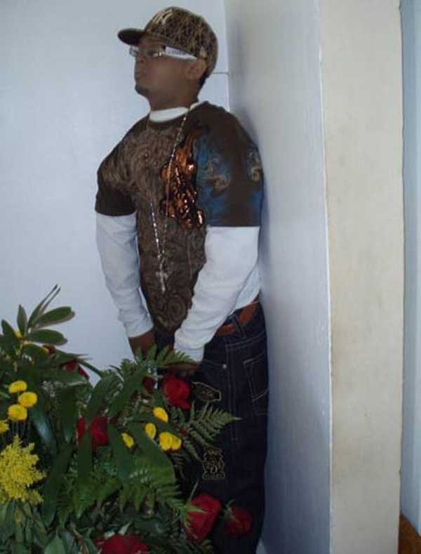 Tại Puerto Rico, đám tang của anh Angel Pantoja Medina được coi là đám tang đứng đầu tiên. Xác của anh được dựng đứng vào tường, sau đó mặc trang phục như một rapper và đội chiếc mũ snap mang biểu tượng New York Yankees yêu thích.