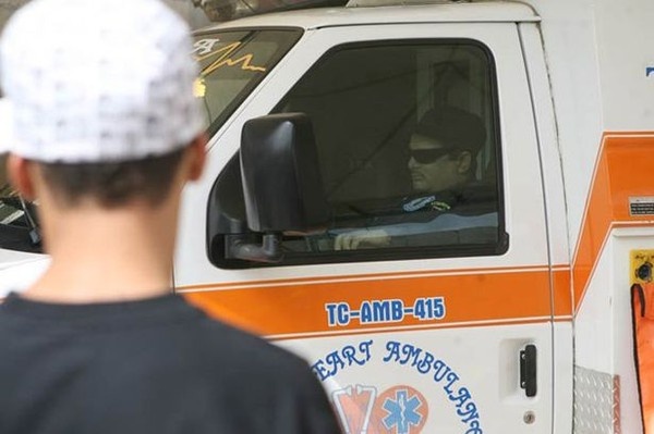 Anh Edgardo Velázquez là chủ một công ty chuyên về dịch vụ cấp cứu. Năm 2010, anh đột ngột qua đời trong một vụ tai nạn không được tiết lộ lý do. Là một người rất yêu nghề nên anh từng thổ lộ vẫn tiếp tục làm công việc này cho dù ở kiếp sau. Vì vậy, gia đình anh Edgardo đã tổ chức tang lễ trong bãi đỗ xe của công ty. Còn anh Edgardo vẫn thật nghiêm túc, cần mẫn trong bộ đồng phục công ty.