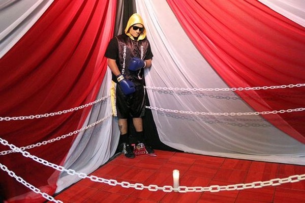 Để kỉ niệm cho sự nghiệp thể thao mà võ sĩ quyền anh Christopher Rivera, người Puerto Rico đã theo đuổi suốt nhiều năm, gia đình và người hâm mộ đã tiến hành tổ chức buổi tang lễ khác thường, dựa trên mô hình sàn đấu boxing cho anh. Xác của anh được hóa trang tươi tắn như người sống, sau đó mặc trang phục võ sĩ và dựng đứng lên ở góc khán đài như thể đang chuẩn bị cho trận đấu.