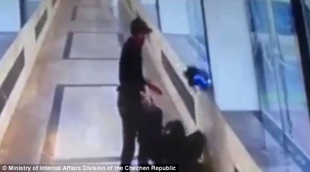 Video ban chet canh sat vi bi kiem tra tui xach hinh anh