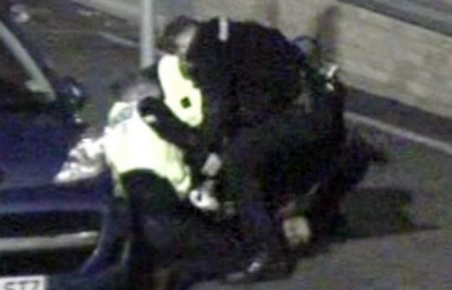 Canh sat tan cong nguoi bang dau goi hinh anh