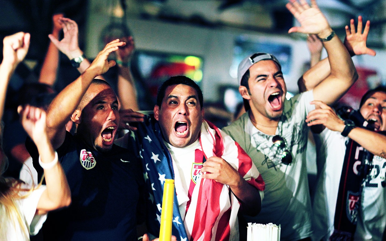 Vo giet chong vi on ao khi xem da bong hinh anh