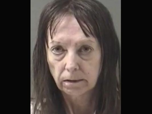 Shery Lynn Downs, 52 tuổi, dùng dao rạch mặt chồng vì ông tiểu trên sàn nhà tắm. Ảnh: