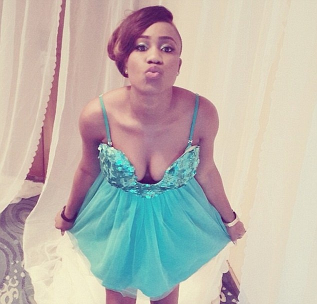 Ca si Nigeria nguyen doi trinh tiet de cuu hang tram nu sinh hinh anh