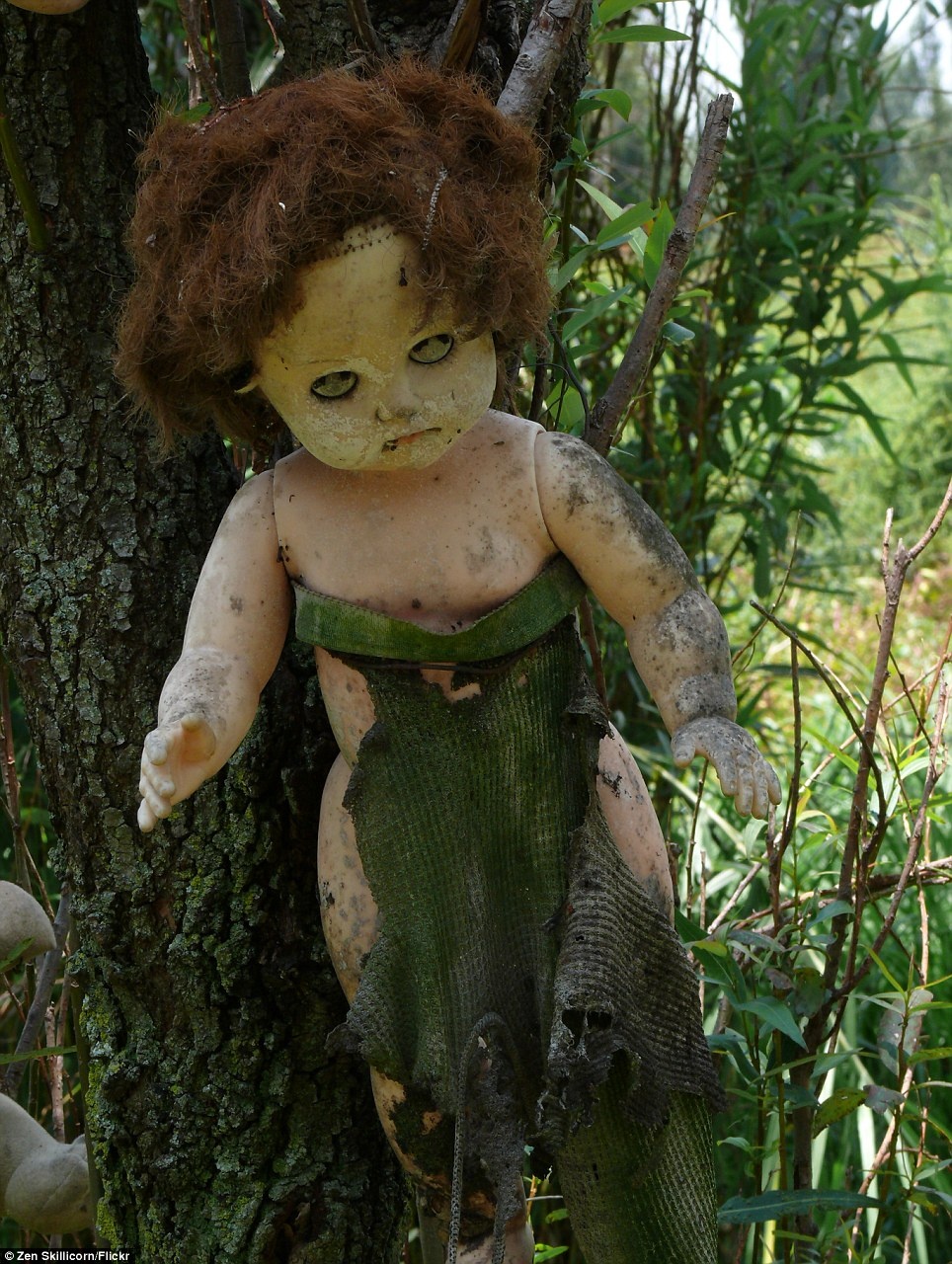 Isla de las Munecas trở thành điểm du lịch hấp dẫn đối với những ai ưa thích nét ma quái, rùng rợn của hàng trăm con búp bê không tay, không chân và đôi mắt vô hồn. 