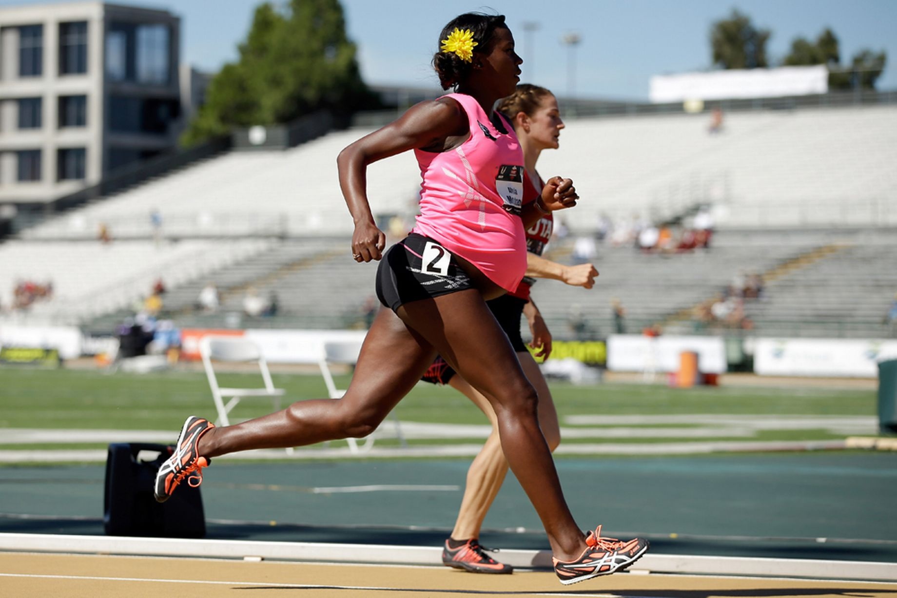 Mang thai gan 9 thang van thi chay marathon hinh anh