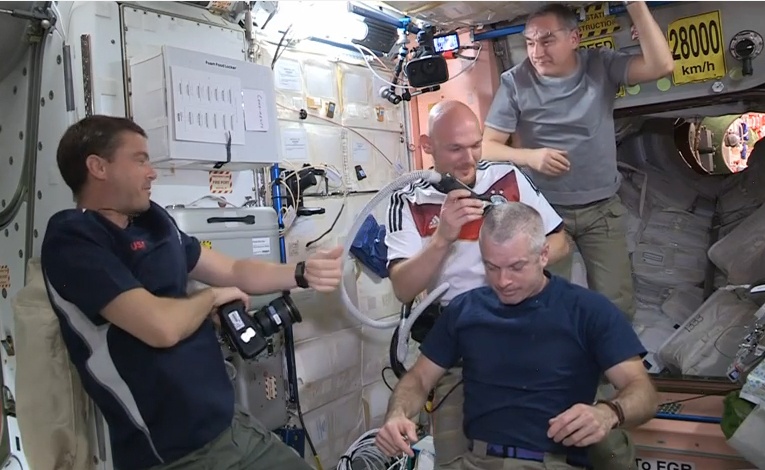 Phi hanh gia ngoai dia cau mat toc vi thua ca do World Cup hinh anh