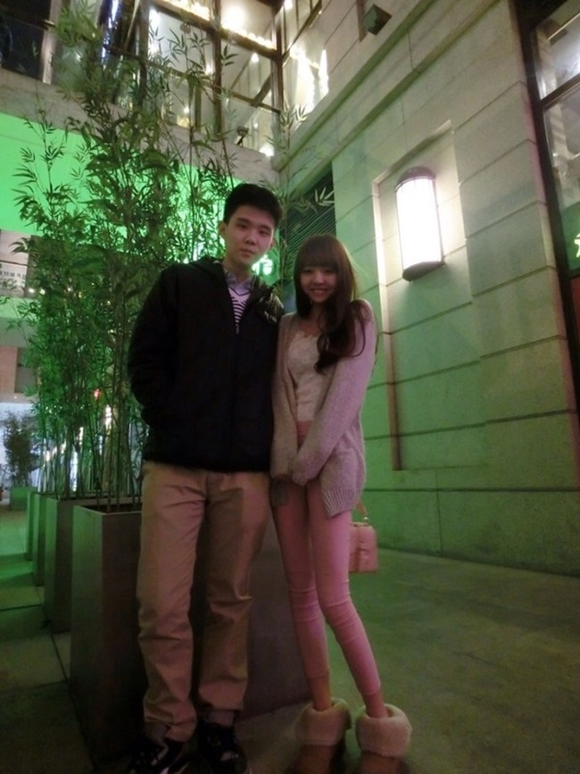 Chàng trai của Zan hạnh phúc bên bạn gái chân dài.