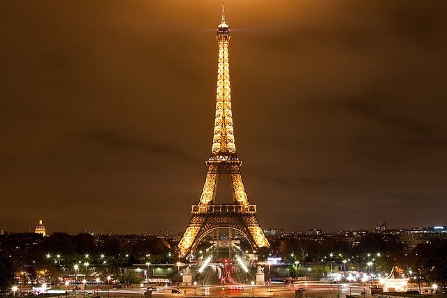 1. Quá trình xây dựng tháp Eiffel diễn ra trong hai năm, hai tháng và 5 ngày. Người ta chính thức hoàn thiện công trình này vào ngày 31/3/1889.