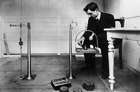 14. Tháp Eiffel không phải là tác phẩm của kiến trúc sư Gustav Eiffeil. Hai kỹ sư cao cấp Maurice Koechlin và Emile Nouguier là người sáng tạo ra nó. Gustave Eiffel không dành quá nhiều sự quan tâm cho dự án này nhưng ông đã giới thiệu Maurice và Emile cho Stephen Sauvestre - trưởng phòng kiến trúc của công ty do ông đứng đầu. Sau khi ông Sauvestre sửa chữa một số điểm trong bản vẽ, tháp Effeil có thiết kế cuối cùng và ông đã mua bằng sáng chế tác phẩm này.