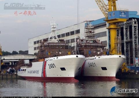 2 tàu Hải Cảnh cỡ 4.000 tấn là 2401 và 3401 neo đậu bên nhau.