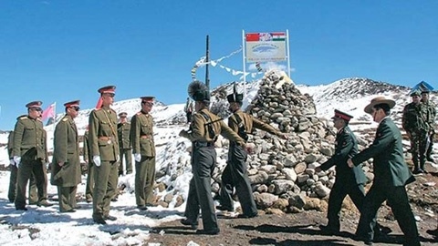 Lực lượng biên phòng Trung - Ấn gặp gỡ nhau tại cột mốc biên giới khu vực Ladakh. Ảnh: ANTĐ
