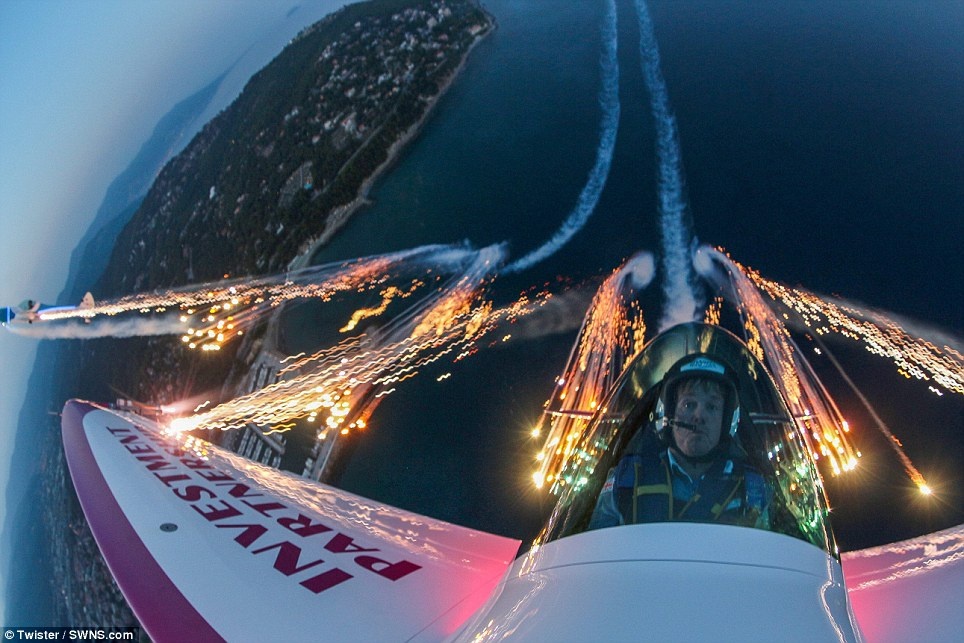 Vu dieu phao hoa tren khong cua may bay hinh anh