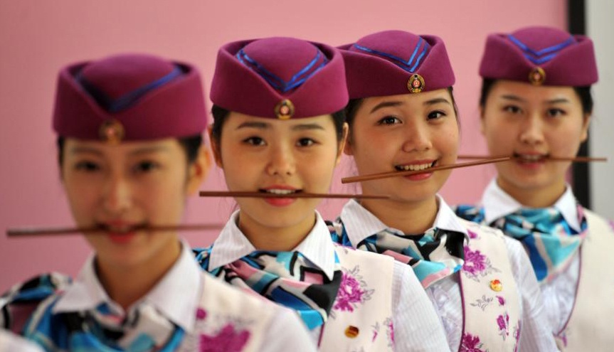 Tiep vien xinh dep ngam dua de cuoi duyen hinh anh