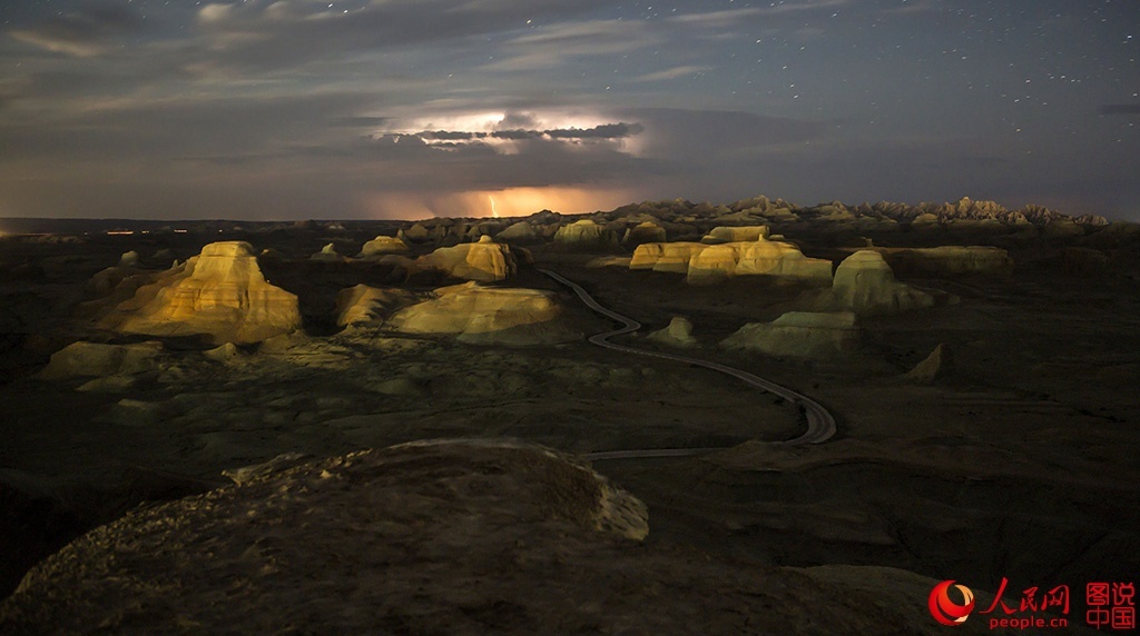 Thành phố ma Moguicheng hay còn gọi là “thành phố gió Wuerhe” nằm cách thành phố Karamay của tỉnh Tân Cương 100 km về phía đông bắc.