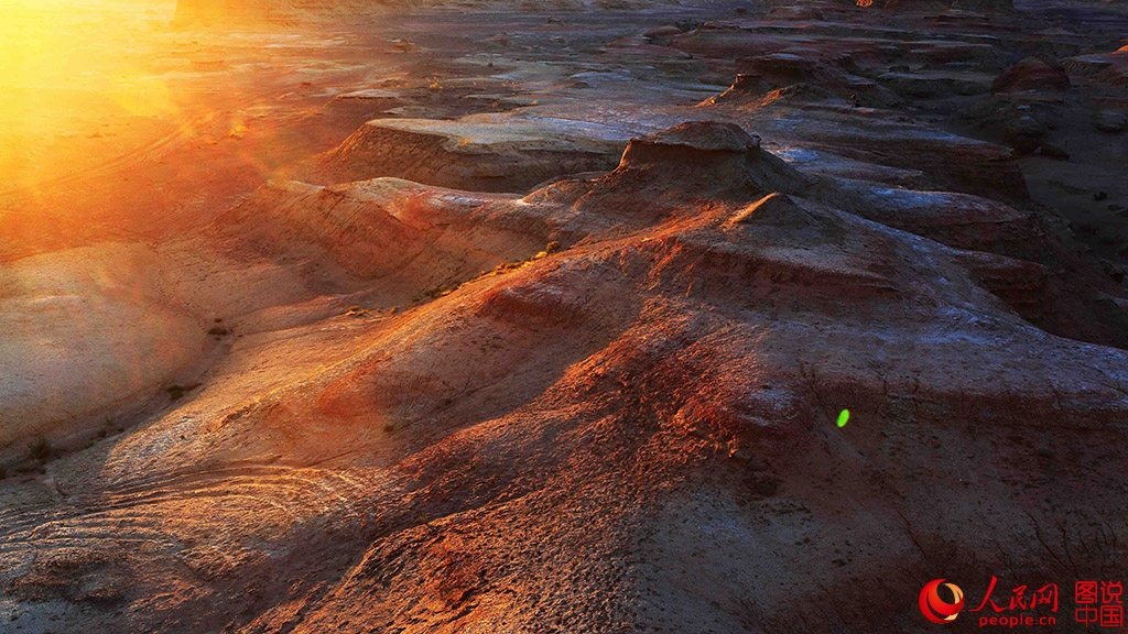 Theo tiếng địa phương, Moguicheng có nghĩa là “thành phố của quỷ Satan”. Nơi đây có vô số lâu đài cổ, bí ẩn với những phiến đá mang hình dạng đặc biệt. 