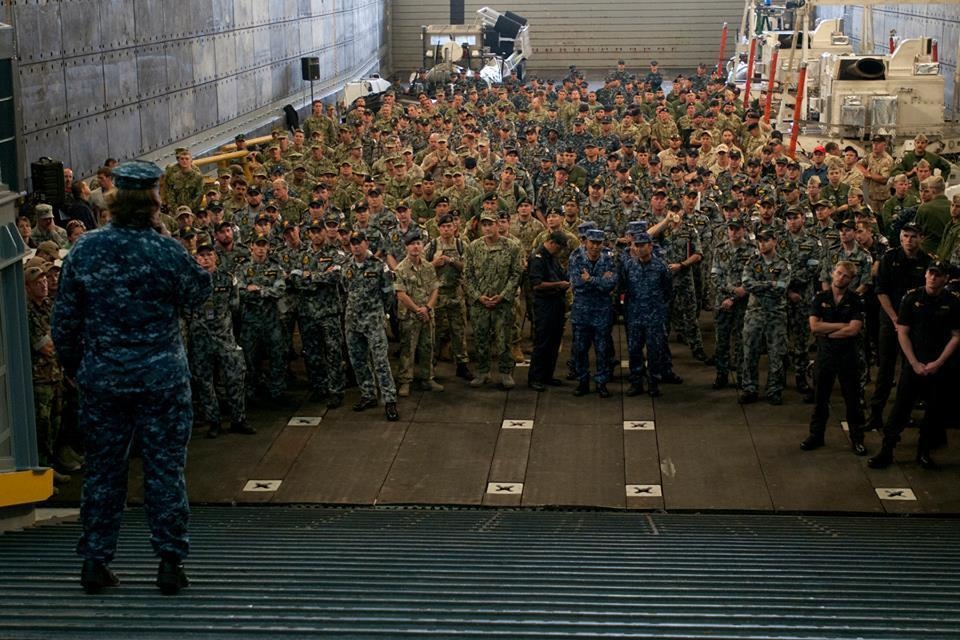 Hải quân các nước trong nhiều màu áo khác nhau tham dự một hoạt động trong khuôn khổ của RIMPAC 2014.