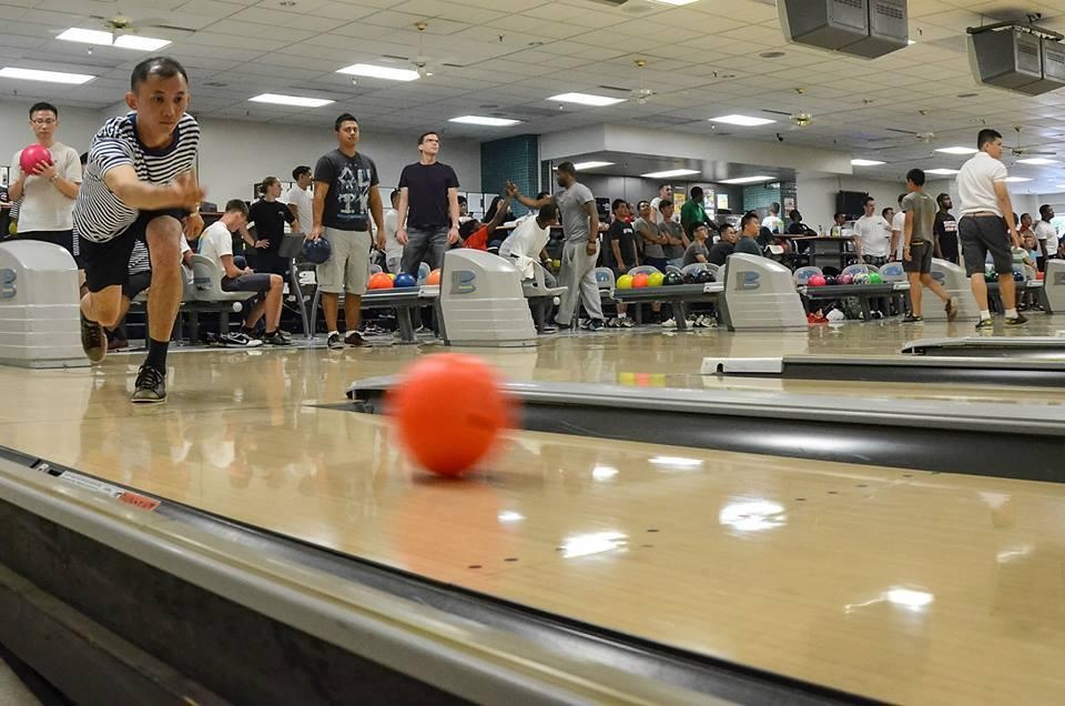 Các chiến sỹ hải quân của nhiều quốc gia tham dự một hoạt động thể thao chung để tăng thêm tình cảm hữu nghị.