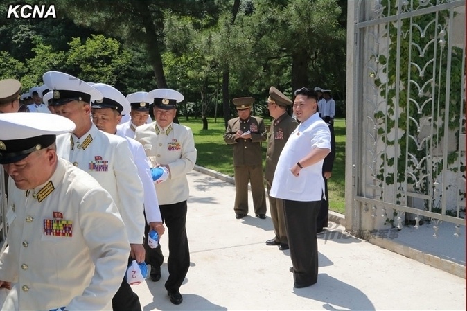 Các chỉ huy Hải quân Triều Tiên tới nhận đồ bơi và chuẩn bị luyện tập. Ảnh: Sina