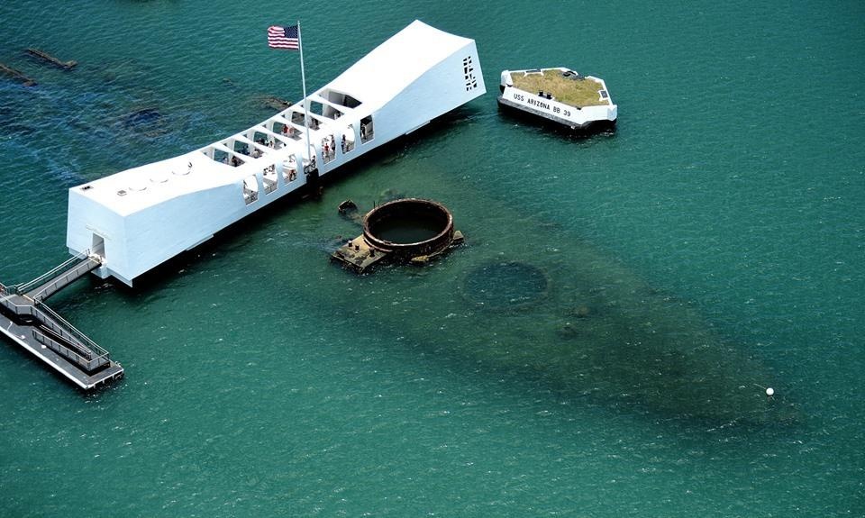Đài tưởng niệm USS Arizona. Đây là một thiết giáp hạm được chế tạo cho Hải quân Hoa Kỳ vào giữa những năm 1910. Sau cuộc tấn công của Hải quân Nhật vào Trân Châu Cảng vào năm 1941, Azizona đã bị trúng bom nổ tung và đánh chìm xuống biển sâu. Sau đó xác của Azizona được trục vớt lên và đài tưởng niệm khánh thành năm 1962 để tưởng nhớ những chiến sỹ đã hi sinh.