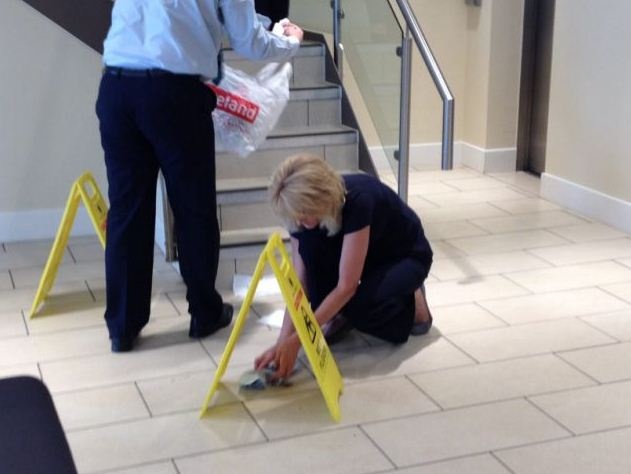 Khach hang dai tien tren san ngan hang vi gian du hinh anh