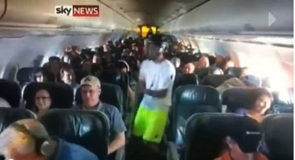 Su co bat ngo tren may bay hinh anh