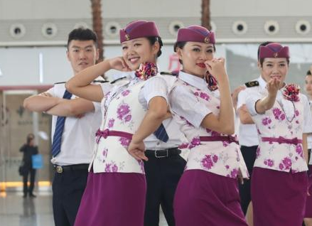 Tiep vien tau cao toc dong dien flashmob tren san ga hinh anh