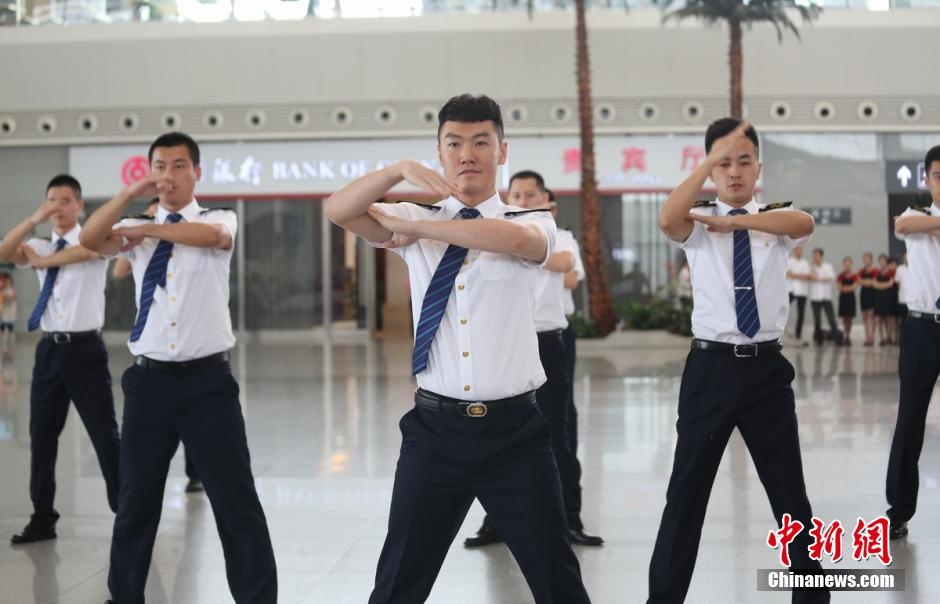 Hơn 100 tiếp viên tham gia màn trình diễn.