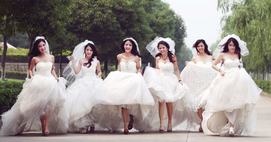 Trao luu mac trang phuc co dau trong le tot nghiep hinh anh