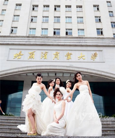 Các cô gái đứng trước cổng trường Đại học chụp ảnh. Nguồn ảnh: RSZX