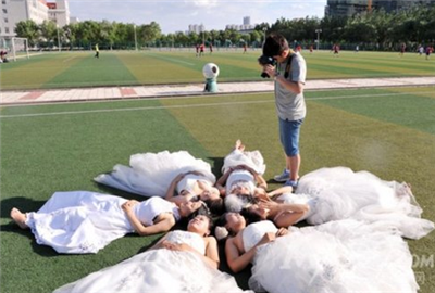 “Bốn chúng tôi ở cùng phòng. Khoảng thời gian tươi đẹp nhất là những ngày sống trong trường đại học, tất cả tuổi xuân đều đem “gả” cho trường. Những bức ảnh này là minh chứng của tuổi trẻ, cũng là minh chứng cho tình bạn của chúng tôi.” Các nữ sinh chia sẻ.