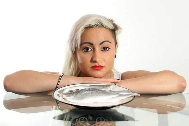 Co gai boc mui ca thoi vi benh la hinh anh