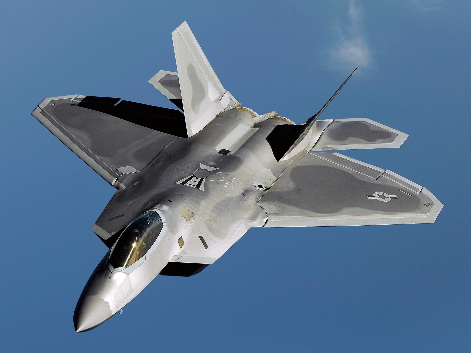 Các nhà khoa học Mỹ đã nghiên cứu và phát triển F-22 Raptor trong vòng 20 năm, với chi phí lên tới <abbr class=