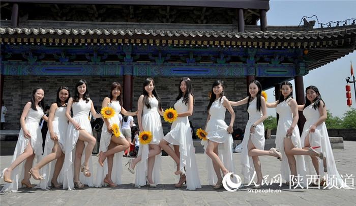 Nữ sinh Đại học Giao thông Tây An cá tính trong bộ váy cưới. Nguồn ảnh: JFDaily