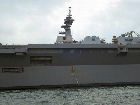 Trên boong tàu có thể mang tối đa 14 chiếc trực thăng chiến đấu. Trên tàu cũng sẽ được trang bị hệ thống pháo cận chiến PhalanxCIWS và hệ thống tên lửa tầm ngắn Sea Ram. 